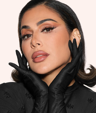 THE PRIME BLUR PRESS KIT applied on Huda for a smooth blurred finish.