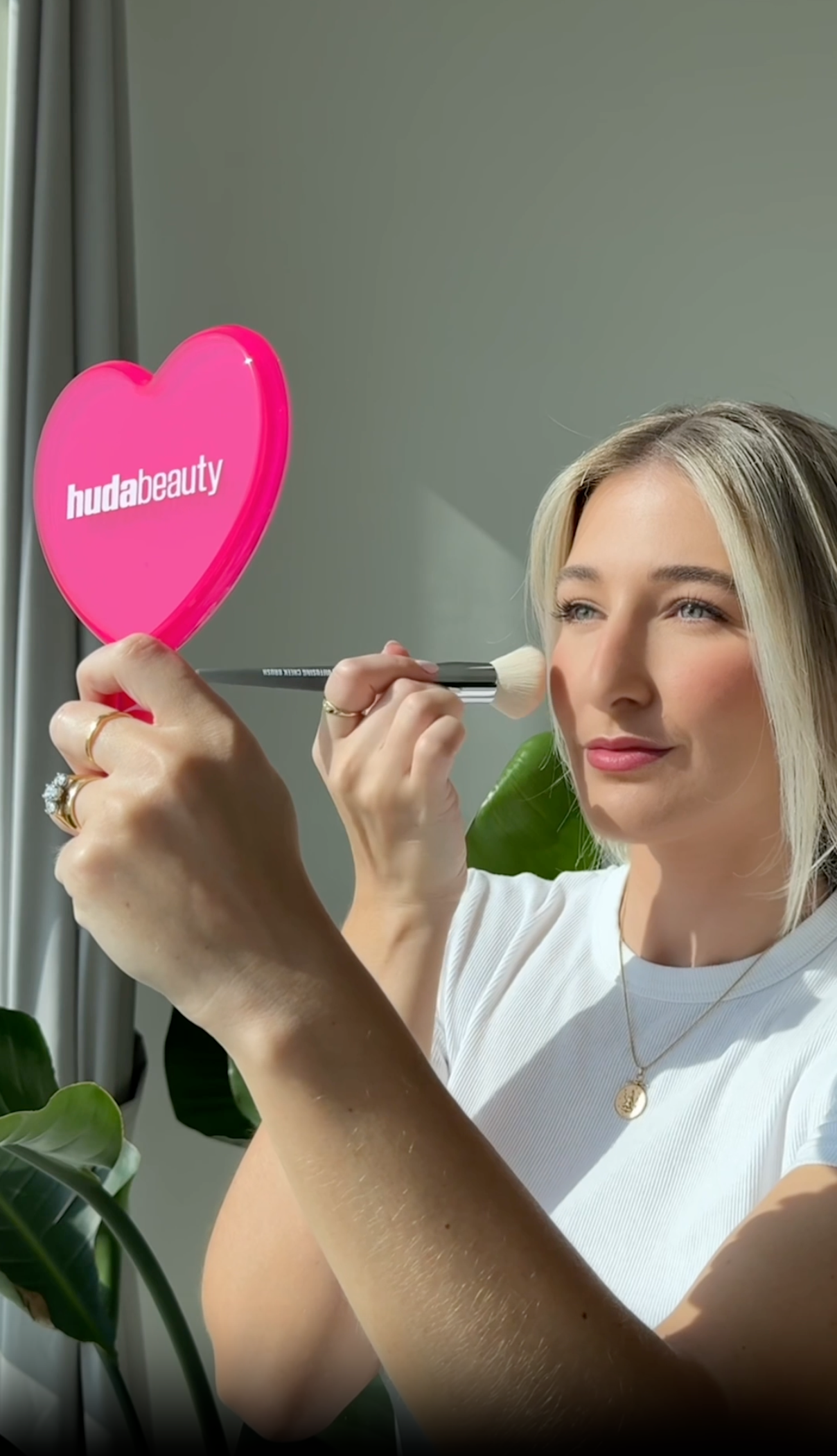 Huda Beauty Glossy Heart Mirror - Video