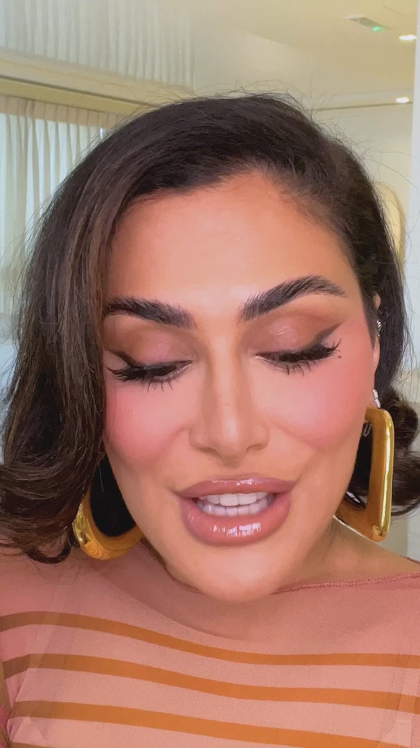 Blush Filter Liquid Blush of Huda explaining and demonstrating the product